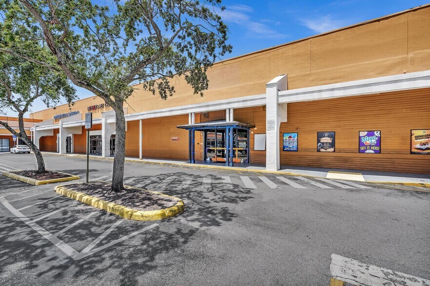 More Photos Of 8030-8384 N Pines Blvd, Pembroke Pines General Retail For Lease