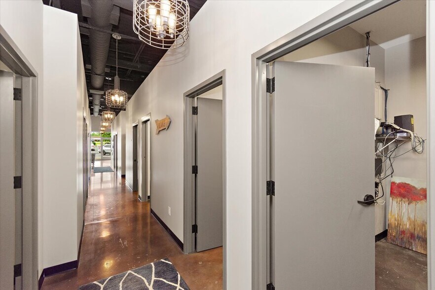 More Photos Of 923 Nashville Pike, Gallatin Storefront Retail Office For Lease