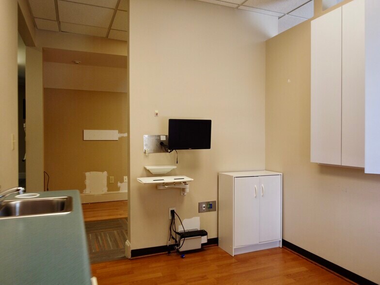 More Photos Of 3218 Mill St, Covington Medical For Sale