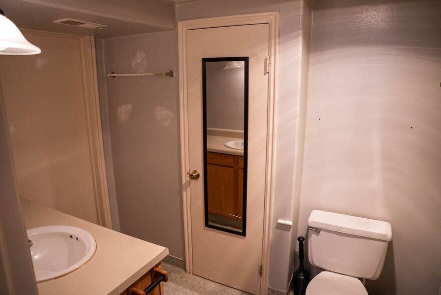 More Photos Of 1545 W State St, Hurricane Veterinarian Kennel For Lease