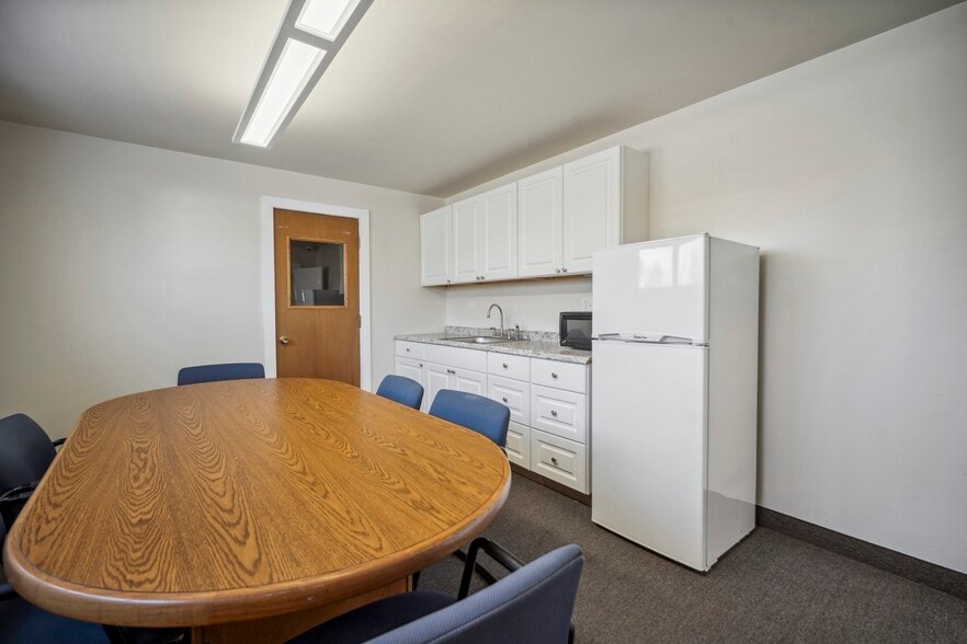 More Photos Of 2025 Pine St, Palmer Warehouse For Sale