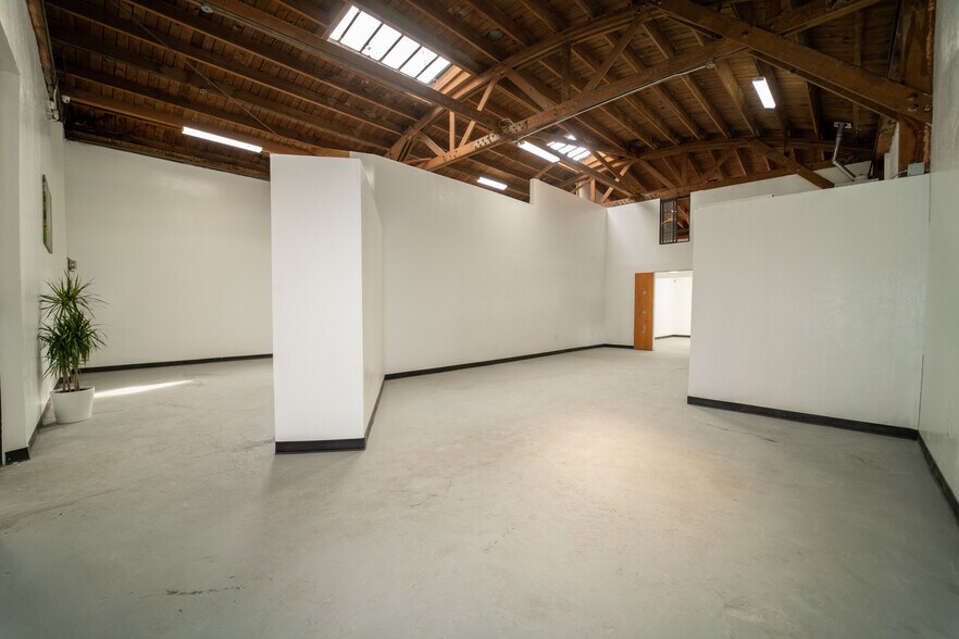 More Photos Of 5838 Woodlawn Ave, Los Angeles Auto Repair For Sale