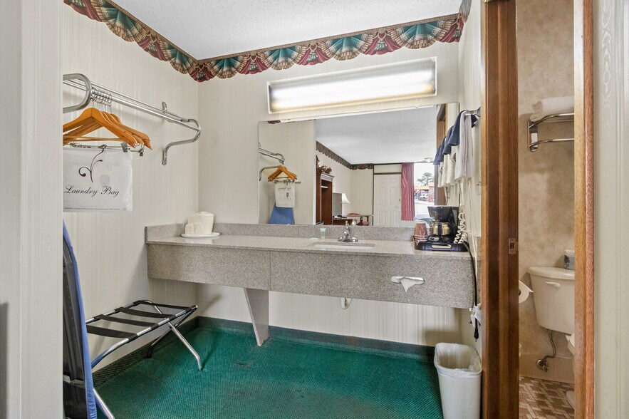 More Photos Of 110 Huntsville Rd, Eureka Springs Hotel For Sale