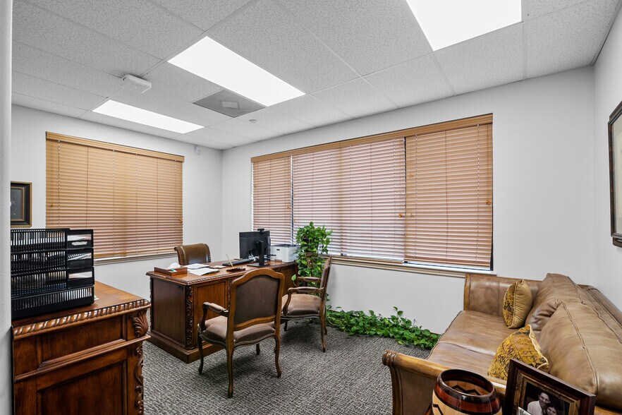 More Photos Of 10611 W Fairmont Pky, La Porte Medical For Lease