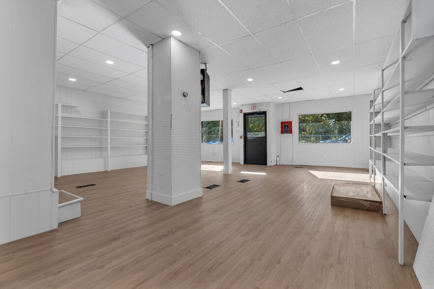 More Photos Of 415 Broad St, Cumberland Flex For Lease