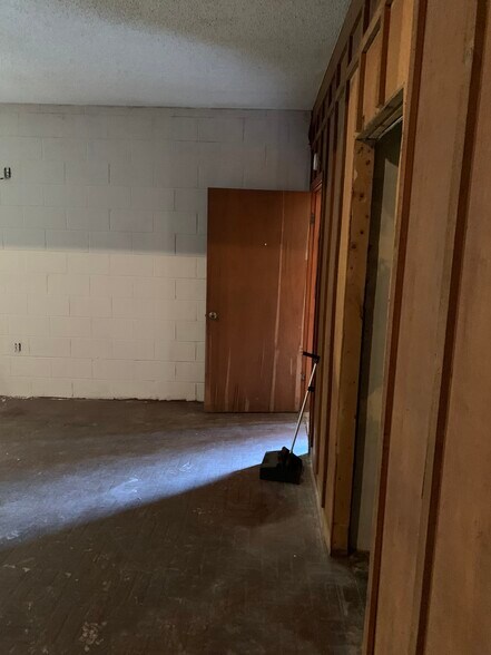 More Photos Of 8804 Warsaw Road 85, Aliceville Loft Creative Space For Sale