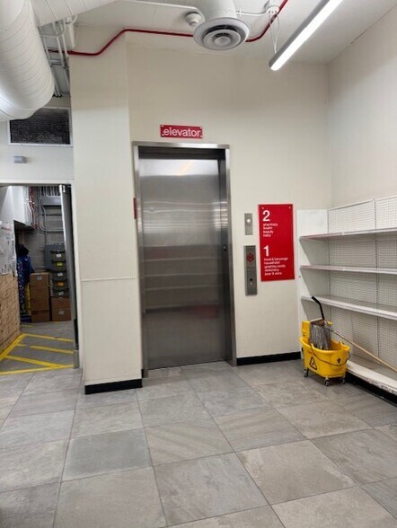 More Photos Of 1031-1041 W Addison St, Chicago Storefront For Lease