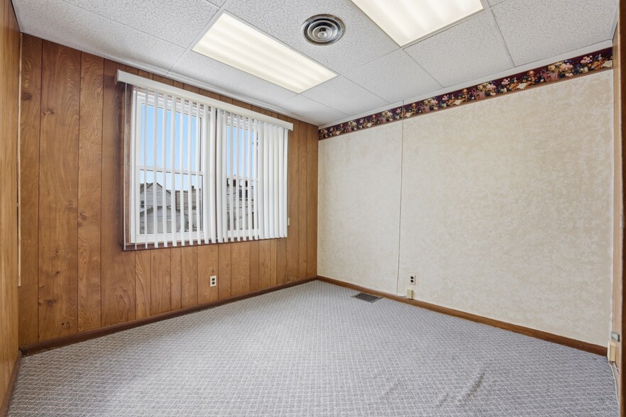 More Photos Of 29 Jarvis St, Fort Erie Office For Sale