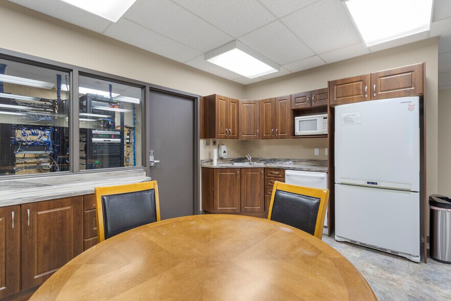 More Photos Of 5516 Industrial Rd, Rocky Rapids Office For Lease