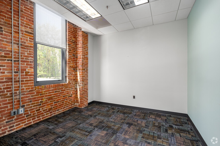 More Photos Of 180 W Ostend St, Baltimore Office For Lease