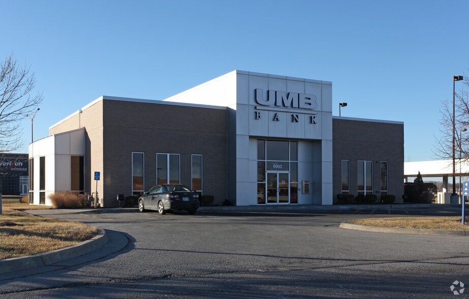 More Photos Of 6882-6936 W 135th St, Overland Park Unknown For Lease