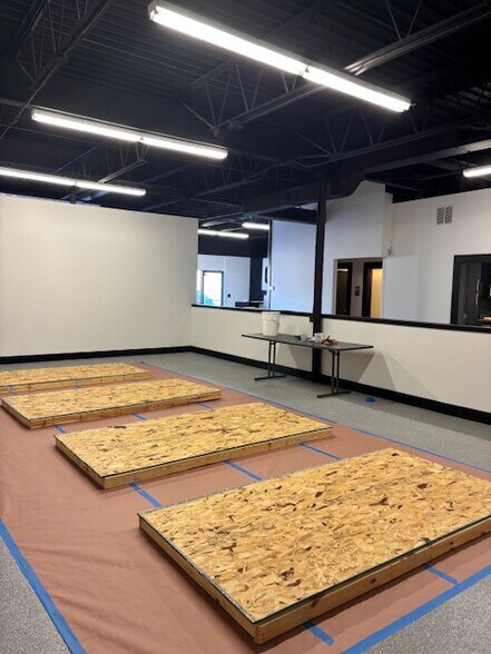 More Photos Of 15103-15129 Industrial Rd, Omaha Showroom For Lease
