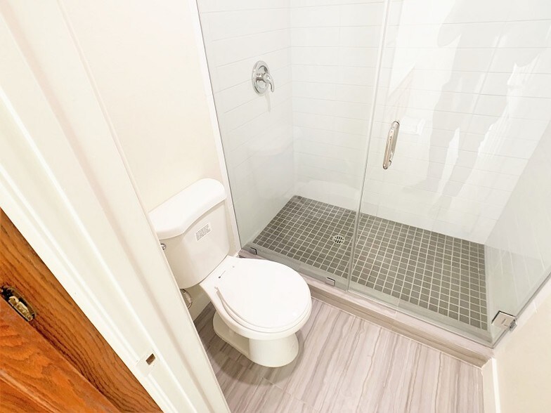 More Photos Of 935 N Vignes St, Los Angeles Auto Dealership For Lease