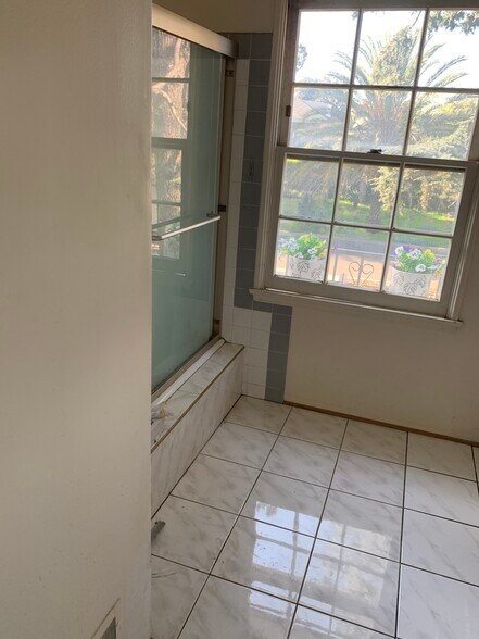 More Photos Of 1826 Wellington Rd, Los Angeles Specialty For Sale