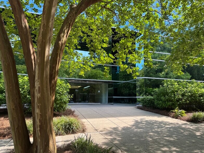 More Photos Of 5400 Glenwood Ave, Raleigh Office For Lease