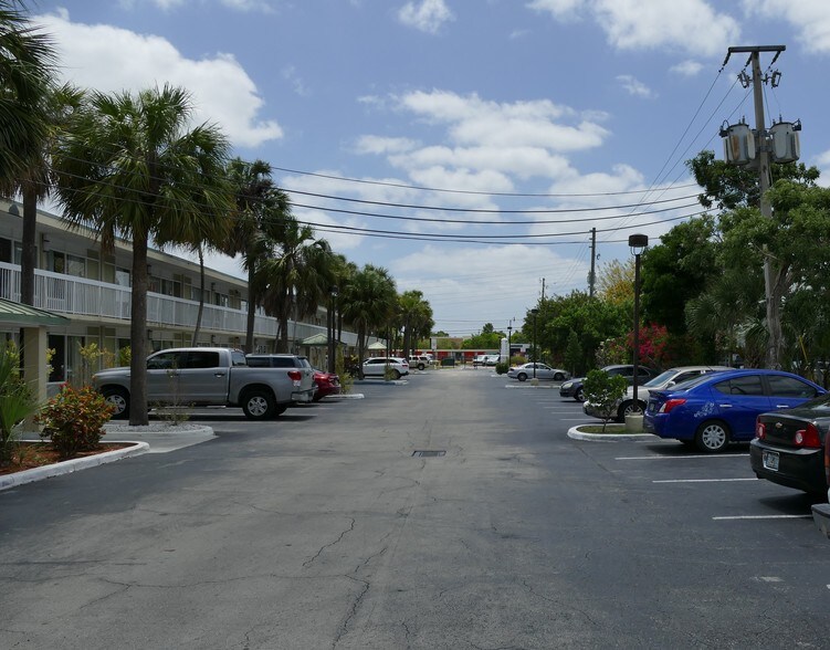 More Photos Of 990 N Homestead Blvd, Homestead Hotel For Sale