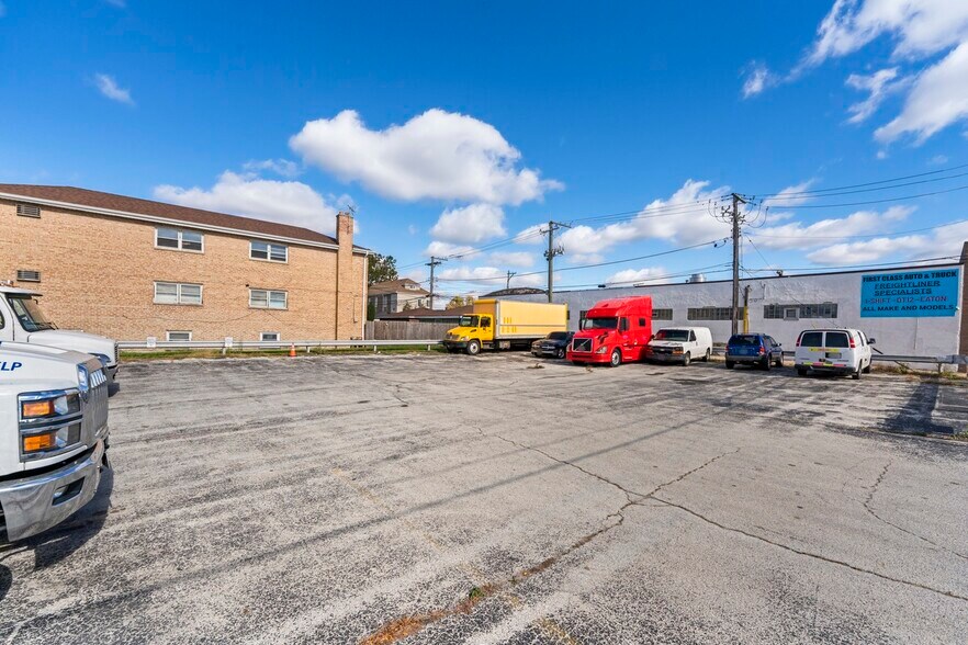 More Photos Of 5944 W 65th St, Chicago Service For Sale