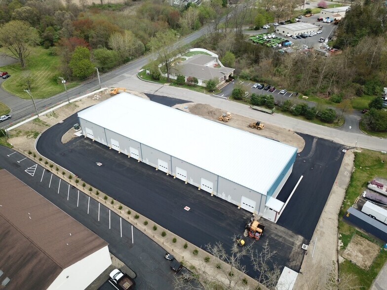 Primary Photo Of 2 Production Dr, Brookfield Warehouse For Lease