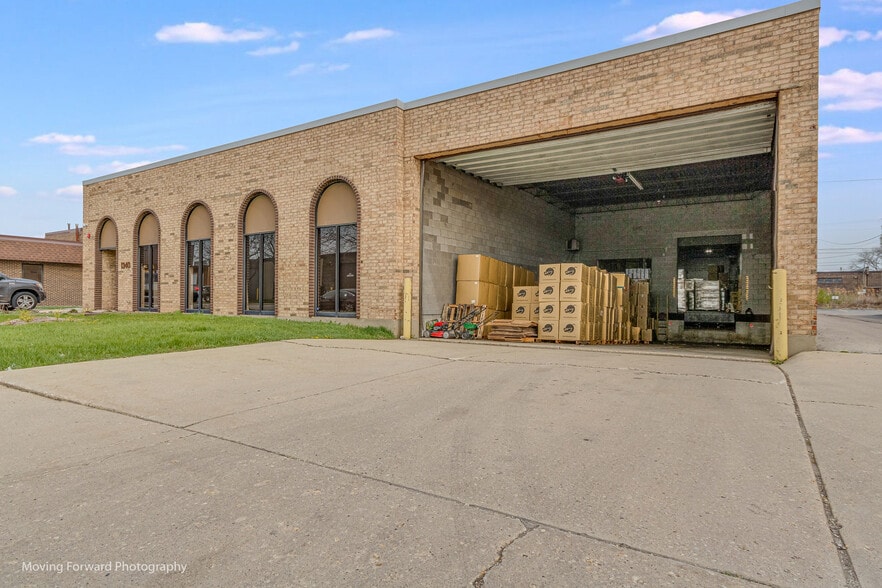 More Photos Of 1340 Louis Ave, Elk Grove Village Warehouse For Lease