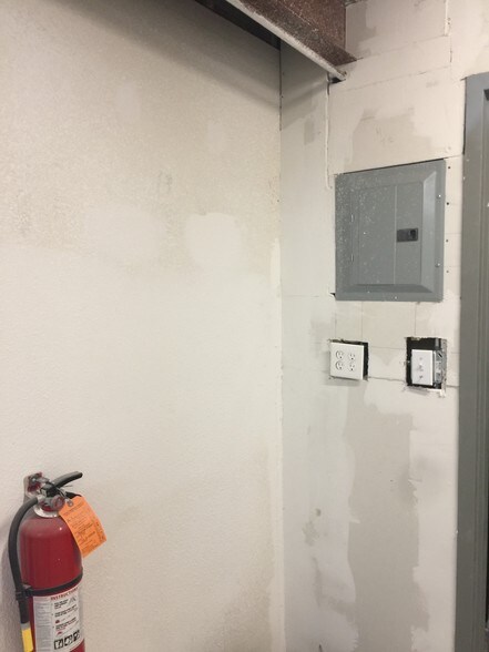 More Photos Of 8418 Broadway St, San Antonio Service For Lease
