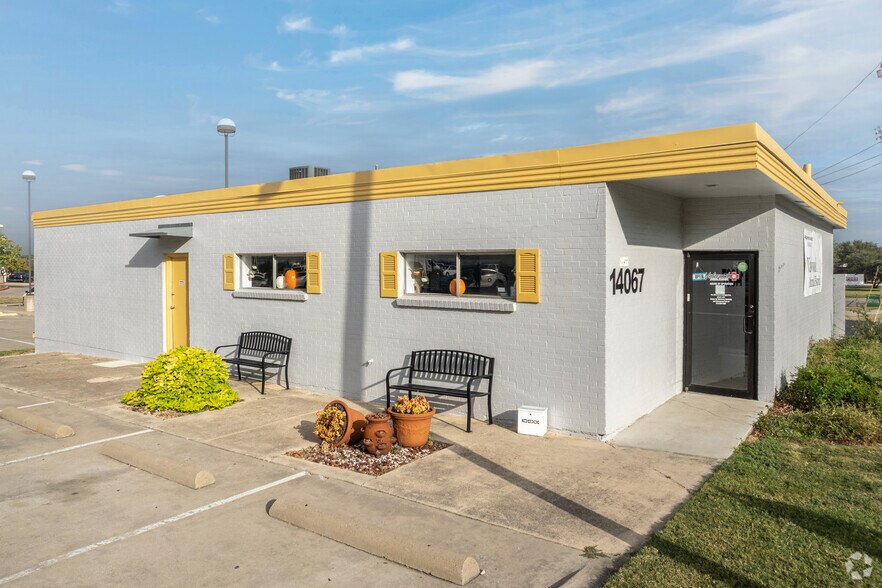 Primary Photo Of 14067 Dennis Ln, Farmers Branch Veterinarian Kennel For Sale