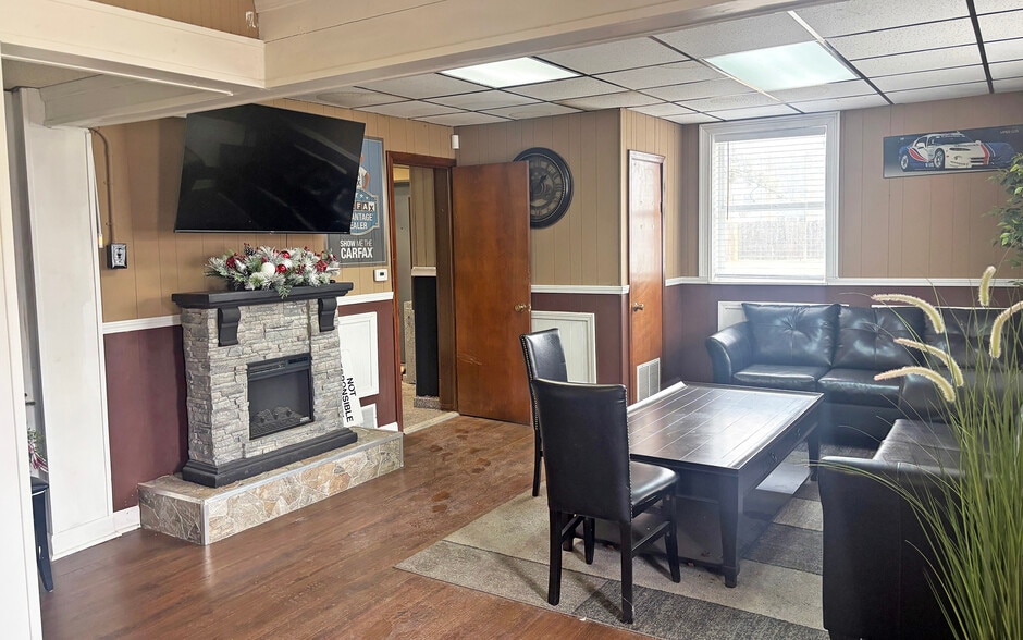 More Photos Of 17206 E Thirteen Mile Rd, Roseville Warehouse For Sale