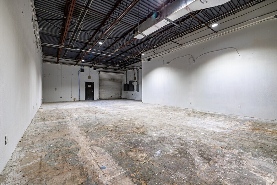 More Photos Of 325 Gold St, Garland Warehouse For Lease