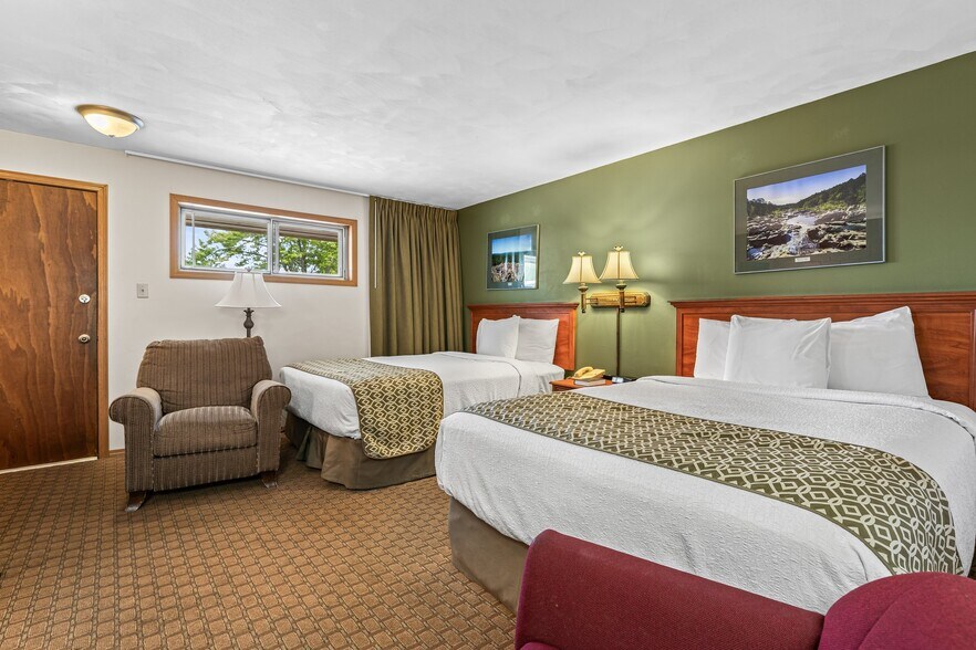 More Photos Of 310 S McCune St, Pilot Knob Hotel For Sale