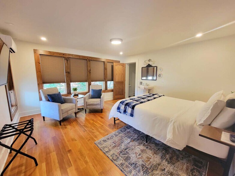 More Photos Of 110 Mc Lean Ave, Cotter Hotel For Sale