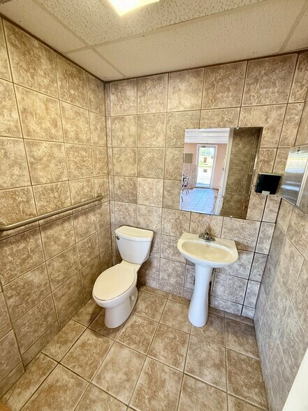 More Photos Of 903 15th St, Ozona General Retail For Sale
