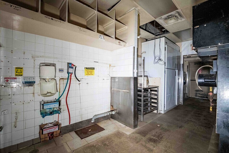 More Photos Of 1181 Notre Dame Av, Sudbury Restaurant For Lease