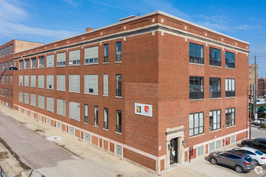 More Photos Of 1400 W 37th St, Chicago Showroom For Sale