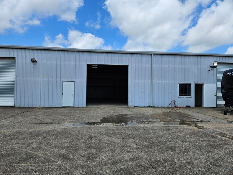 More Photos Of 17704 French Rd, Houston Industrial For Lease