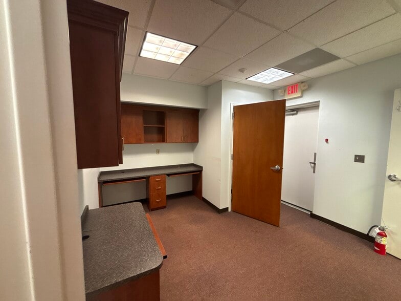 More Photos Of 2521-2537 Cowan Blvd, Fredericksburg Office For Lease