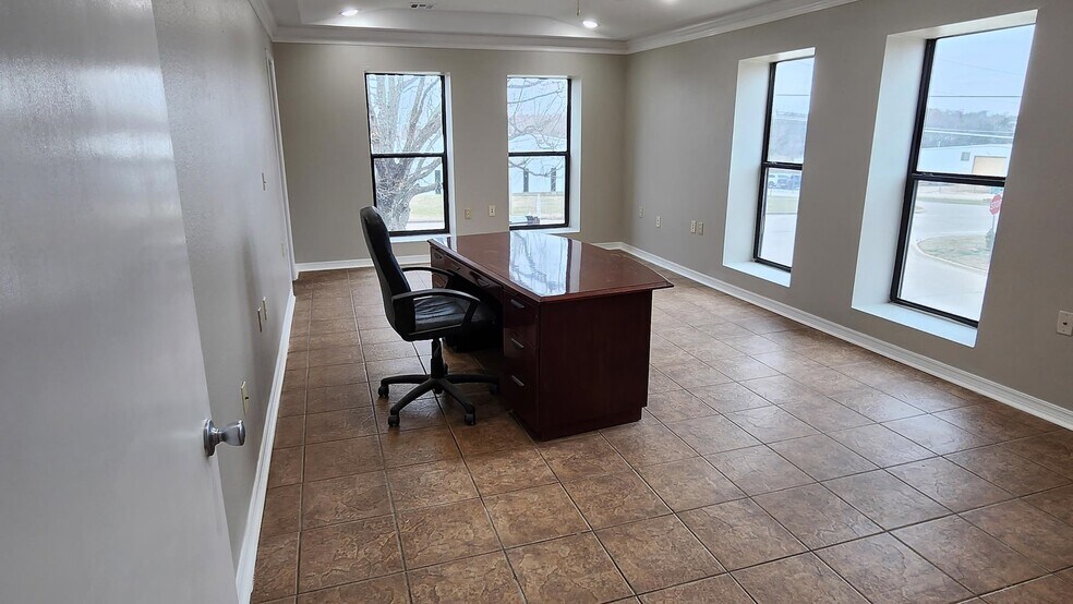 More Photos Of 1801 E College Ave, Mcalester Manufacturing For Lease