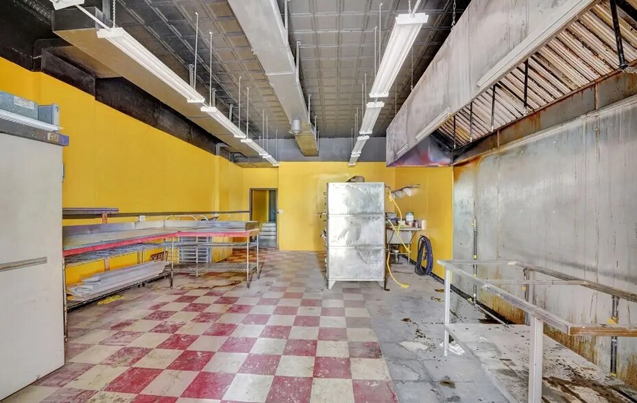 More Photos Of 2107 Main St, Niagara Falls Bar For Sale