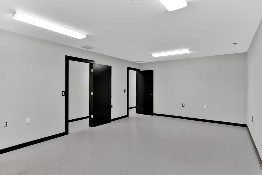 More Photos Of 11445 N Reed Rd, Hayden Warehouse For Lease