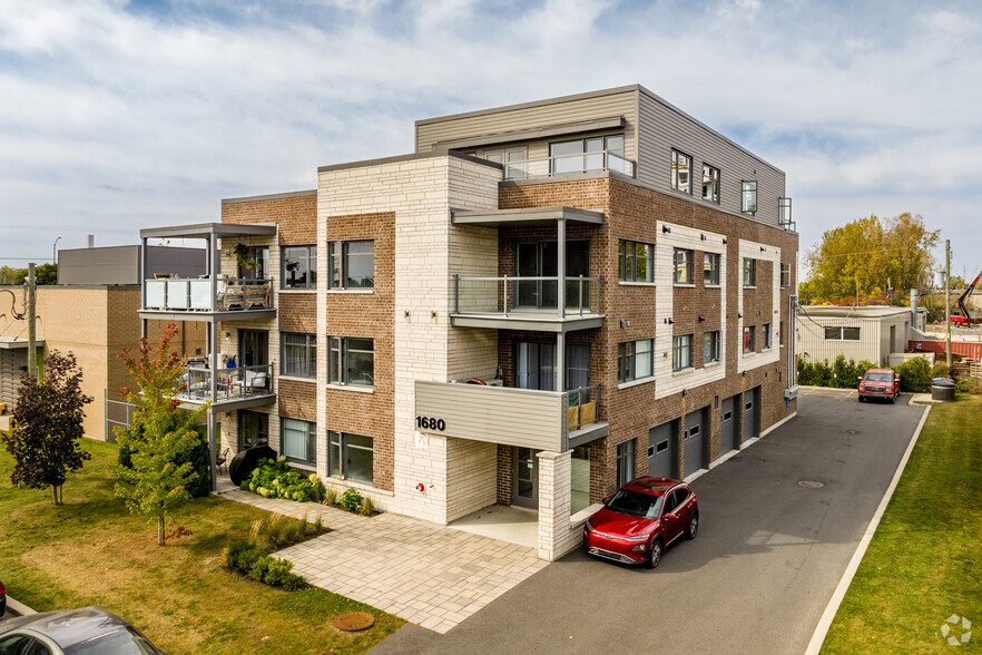 Primary Photo Of 1680 Rue Barbeau, Ste-Catherine Apartments For Sale