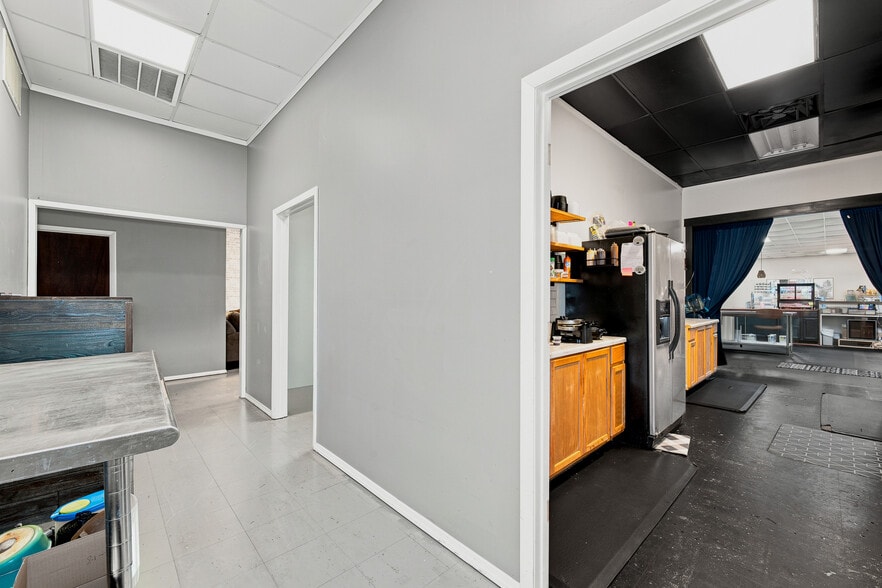 More Photos Of 20 Town Sq, Greenwood Health Club For Sale