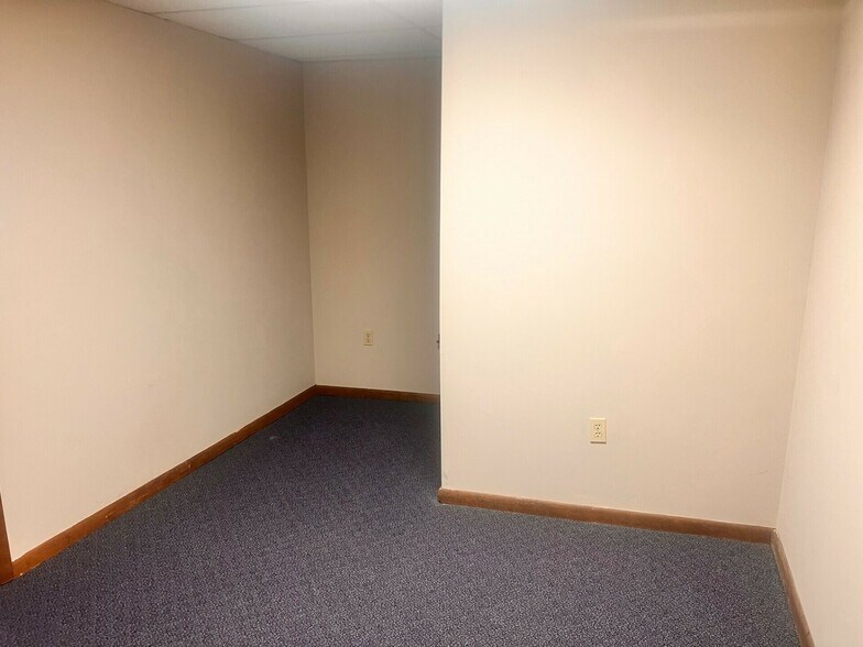 More Photos Of 13349-13395 Snow Rd, Brook Park Unknown For Lease