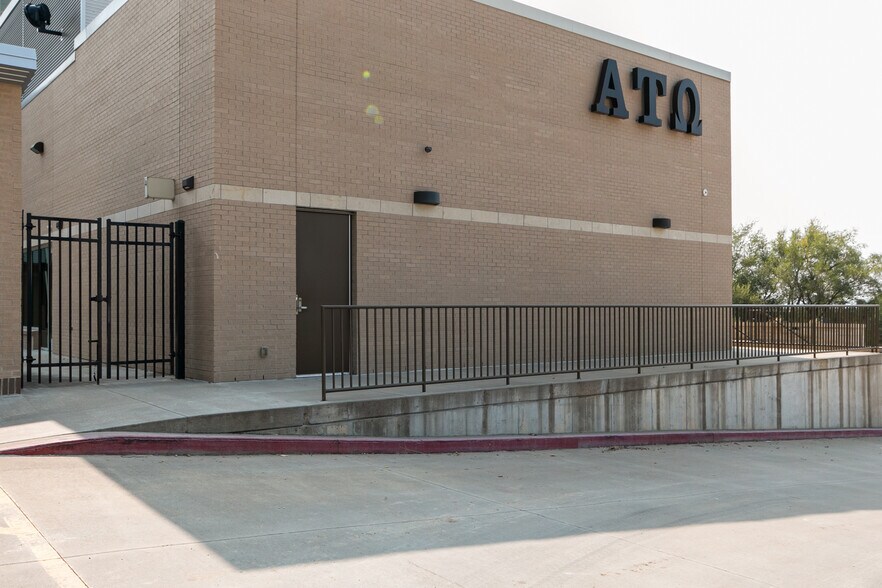 More Photos Of 1632 McCain Ln, Manhattan Sorority Fraternity House For Sale