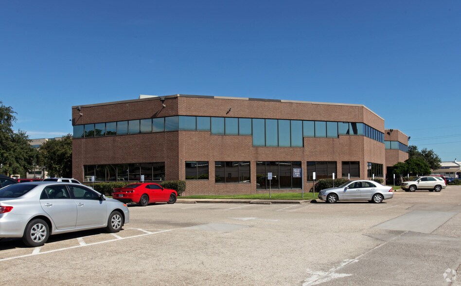 More Photos Of 17115 Red Oak Dr, Houston Medical For Lease