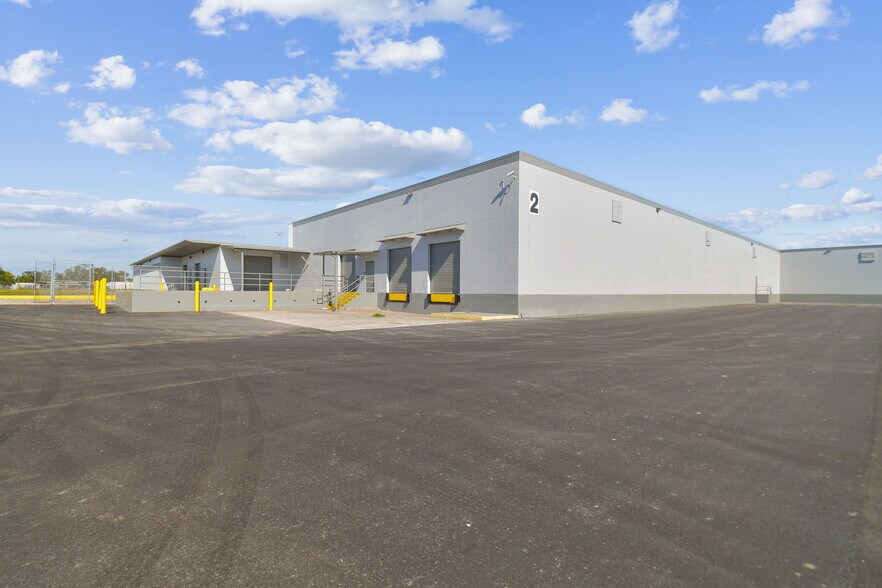 More Photos Of 3900 W Coachman Ave, Tampa Warehouse For Lease