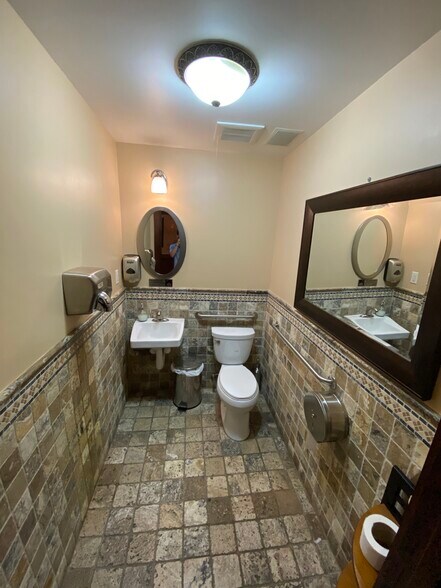 More Photos Of 10 Marble Ave, Pleasantville Bar For Lease