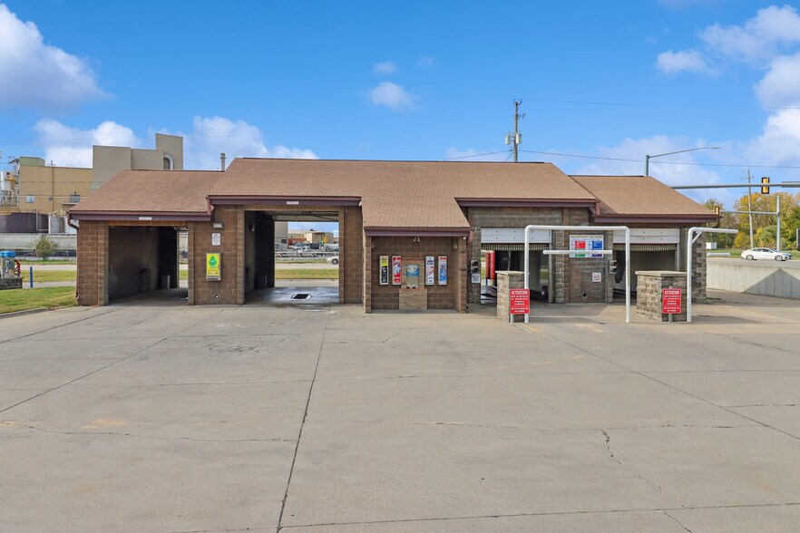 Primary Photo Of 3508 Delaware Ave, Des Moines Carwash For Sale