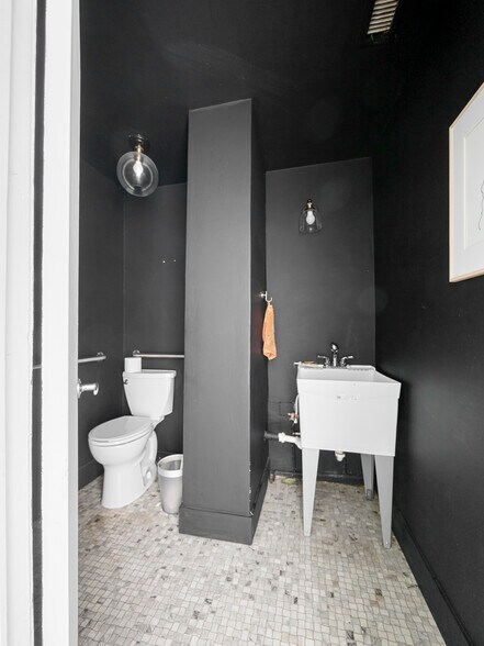 More Photos Of 901 W Jefferson Blvd, Dallas Storefront For Lease