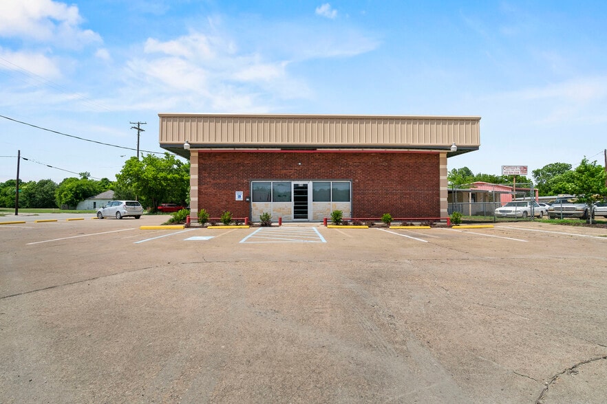 More Photos Of 815 E Moore Ave, Terrell Storefront Retail Office For Sale