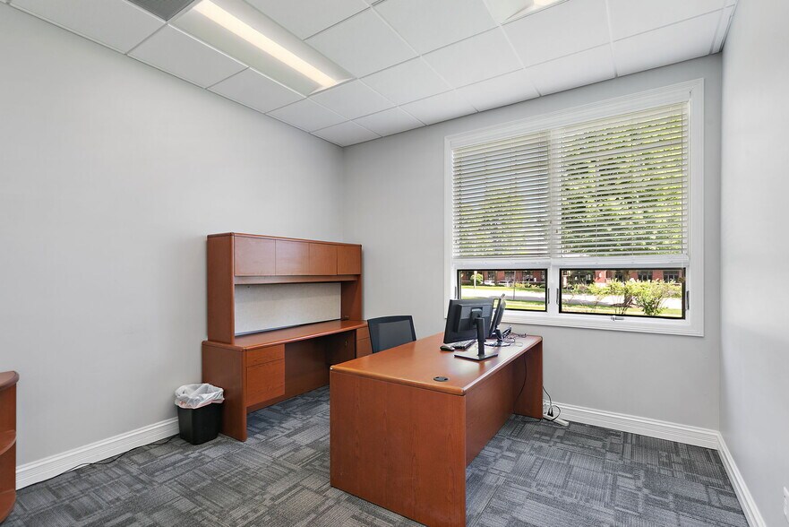More Photos Of 220 Garden St, Yorkville Office For Sale