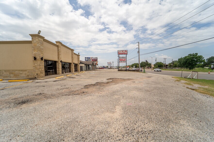 More Photos Of 6602 N Navarro St, Victoria General Retail For Sale