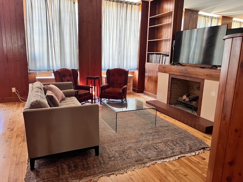 More Photos Of 339 Madison Ave, Memphis Storefront Retail Office For Sale